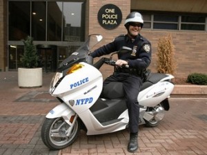 Поліцейський випробовує новий скутер від Vectrix